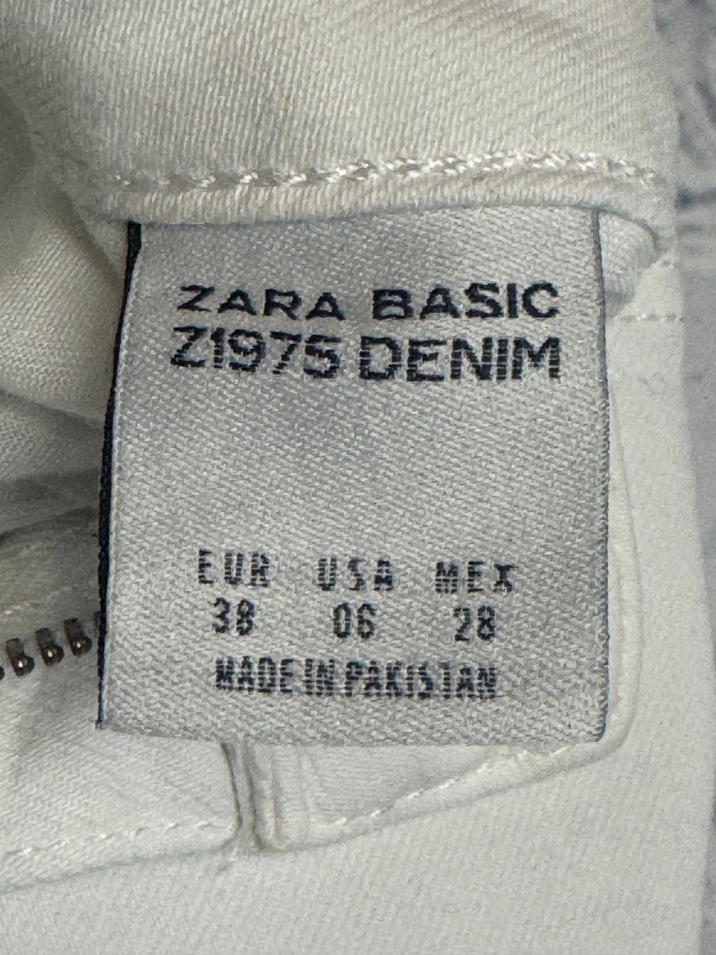 Zara Basic Denim Distressed Crop Jeans (Size 6)
